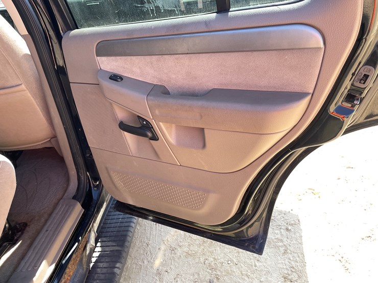 2004-ford-explorer-image-47