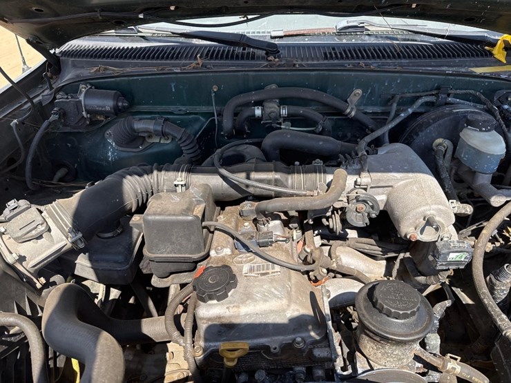 2001-toyota-tacoma-srs-truck-image-17