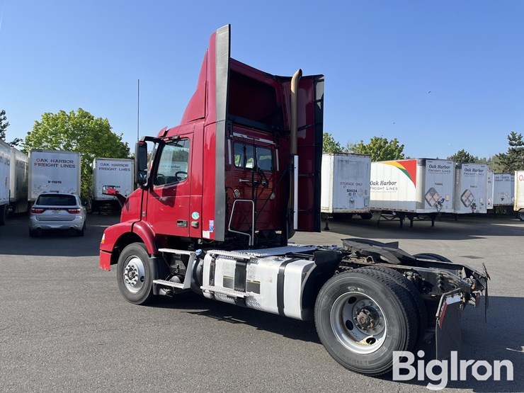 2016-volvo-truck-tractor-image-7