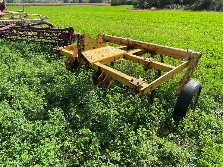 #4437-•-landoll-(7)-tooth-chisel-plow-image-1