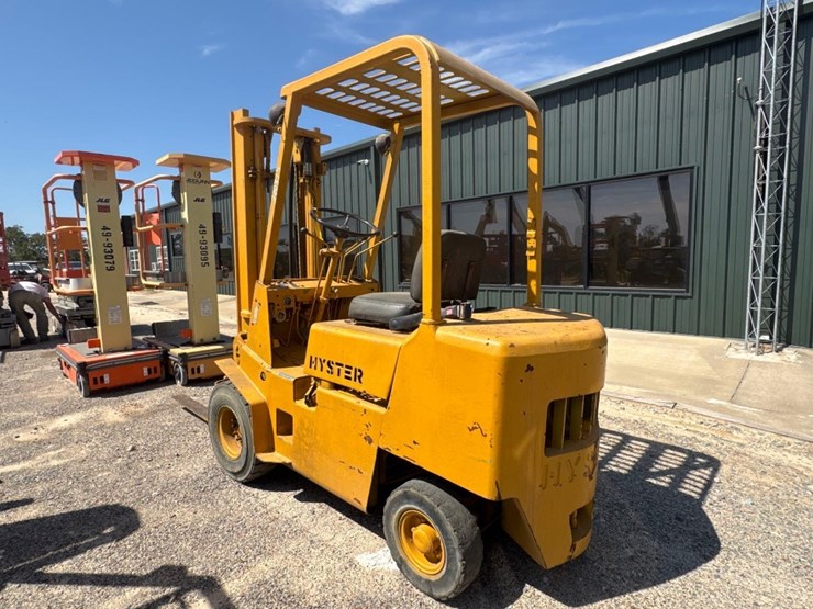 hyster-straight-mast-forklift-image-3