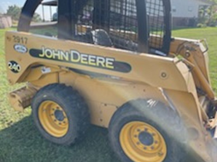 2004-john-deere-240-image-1