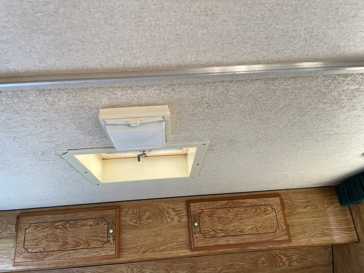 #1900-•-1989-companion-gooseneck-camper-(has-wi-title)-image-75