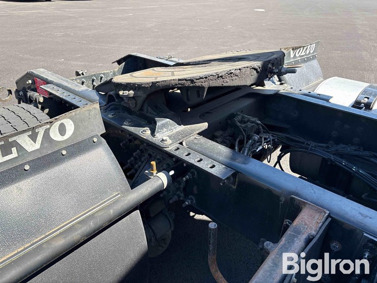 2016-volvo-vnm42t-truck-tractor-image-15