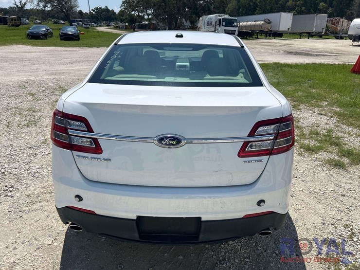 2015-ford-taurus-se-sedan-image-18