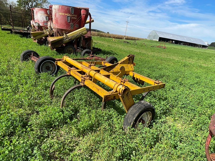 #4437-•-landoll-(7)-tooth-chisel-plow-image-5