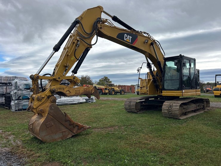 2016-caterpillar-325fl-image-1
