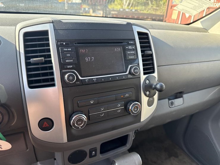 #2906-•-2017-nissan-pickup-truck-image-25
