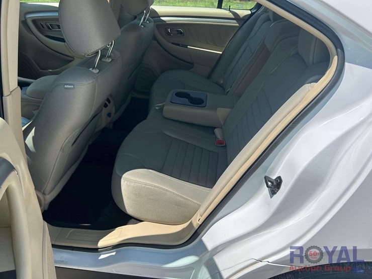 2015-ford-taurus-se-sedan-image-15
