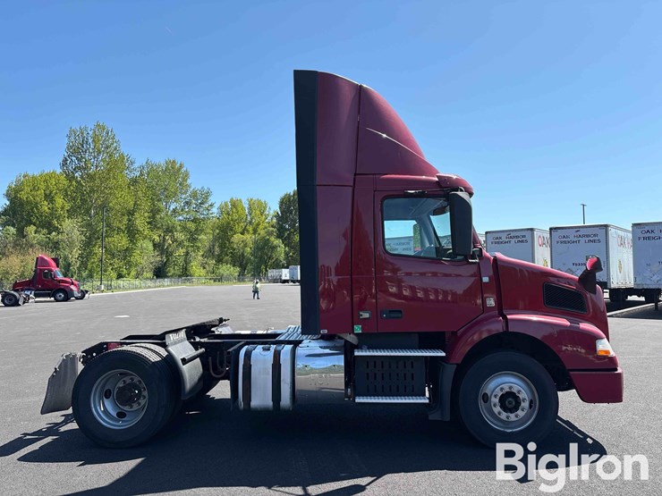 2016-volvo-vnm42t-truck-tractor-image-4