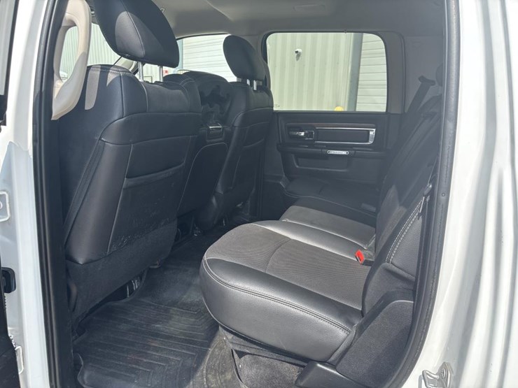 2017-dodge-ram-3500-image-27