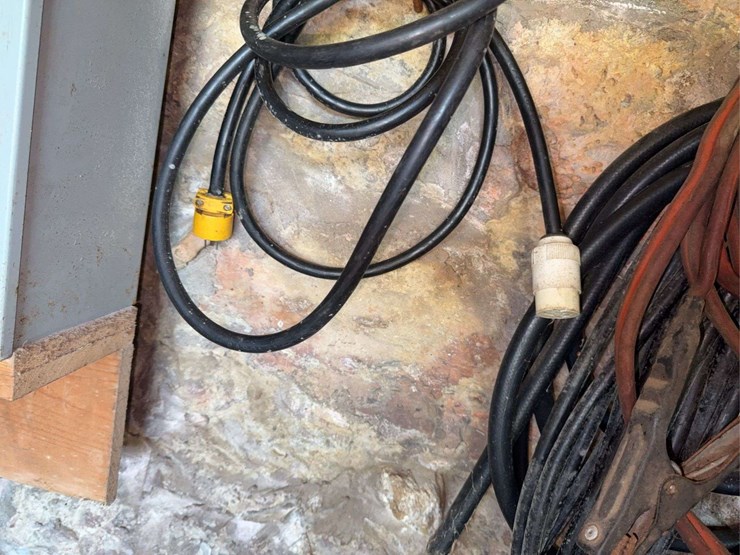 jumper-cables,-electrical-cords,-garden-hose-image-4