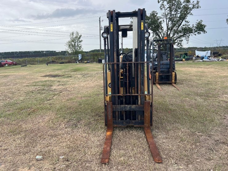 caterpillar-t30d-warehouse-forklift-image-8