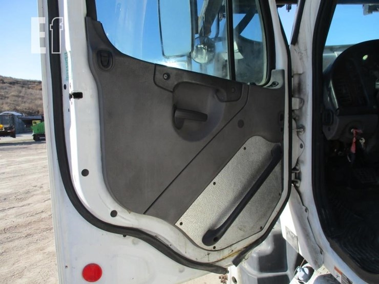 2016-freightliner-114sd-image-13