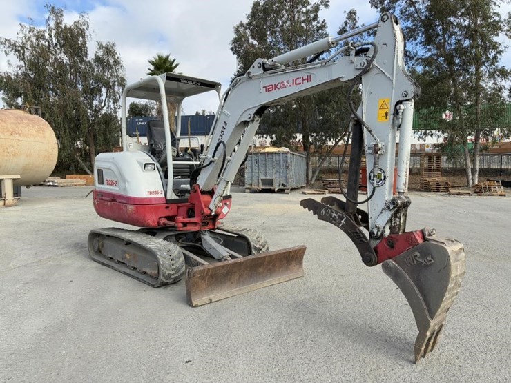 2018-takeuchi-tb253-2-excavator-image-2