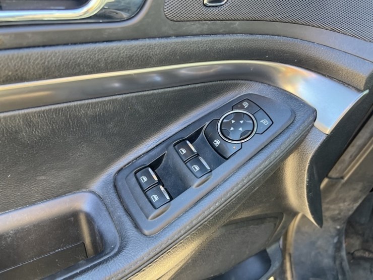 2017-ford-explorer-image-26