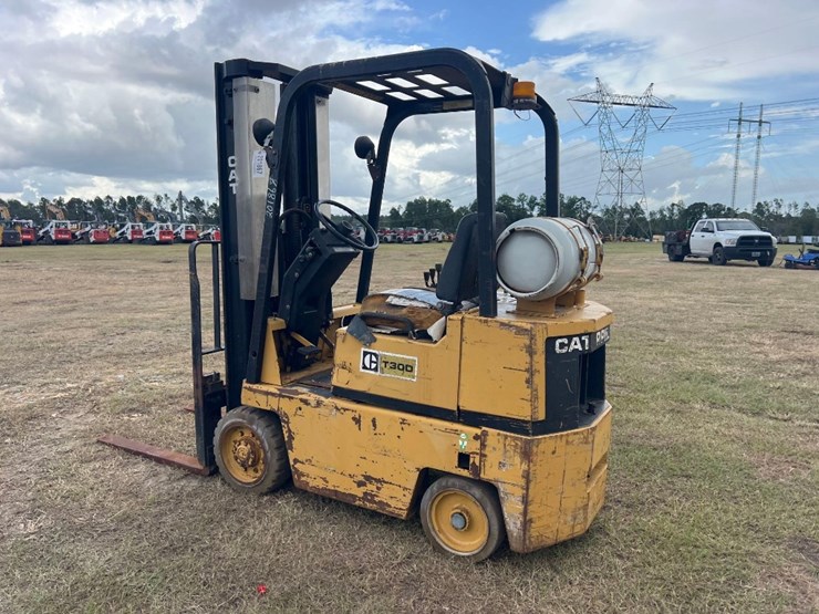 caterpillar-t30d-warehouse-forklift-image-3
