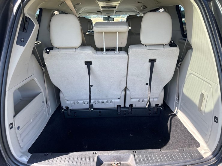 2014-chrysler-town-and-country-image-8