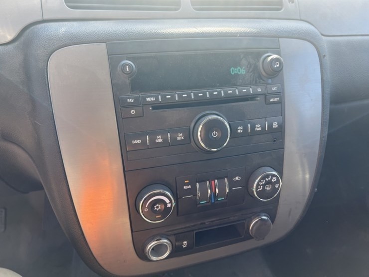 2014-chevrolet-tahoe-image-26