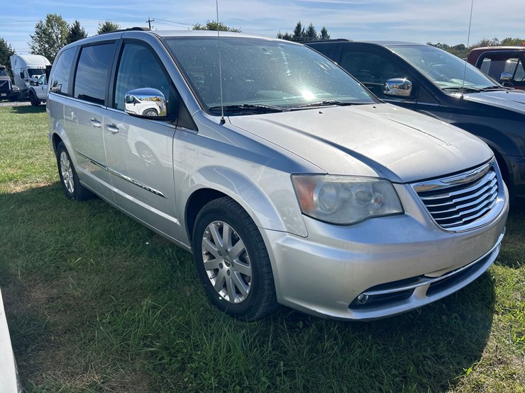 2012-chrysler-town-and-country-image-3