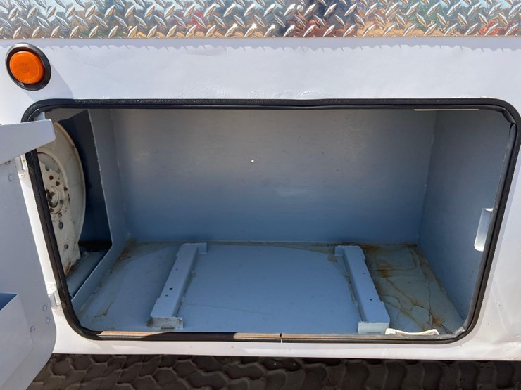2012-peterbilt-pb348-fuel-&-lube-truck-image-15