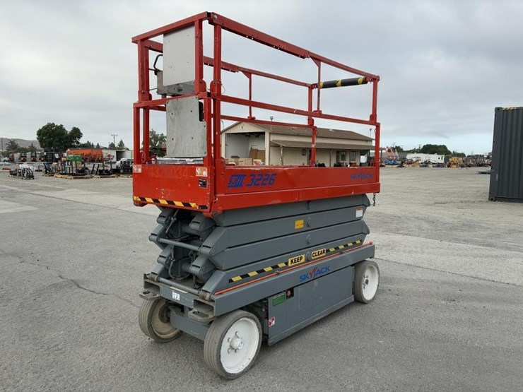 skyjack-sj-3226-scissor-lift-image-1