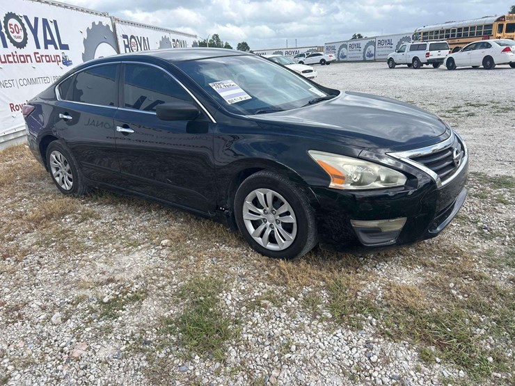 2015-nissan-altima-sedan-image-2