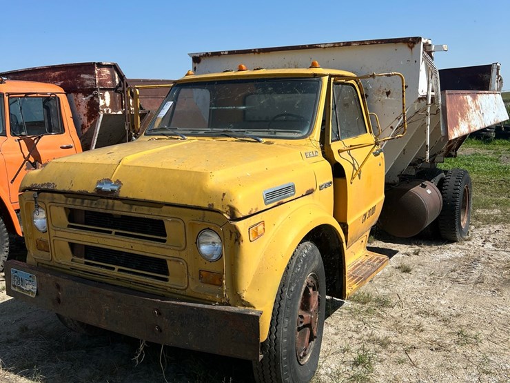 1972-chevy-single-axle-truck,-big-block-motor,-been-sitting,-believed-to-run,-drivers-door-issue-image-2