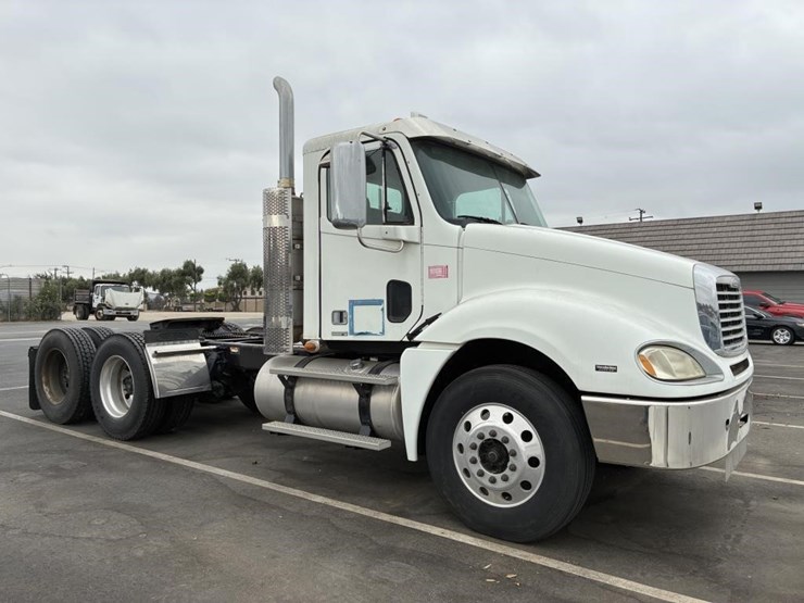 2008-freightliner-columbia-truck-tractor-image-2