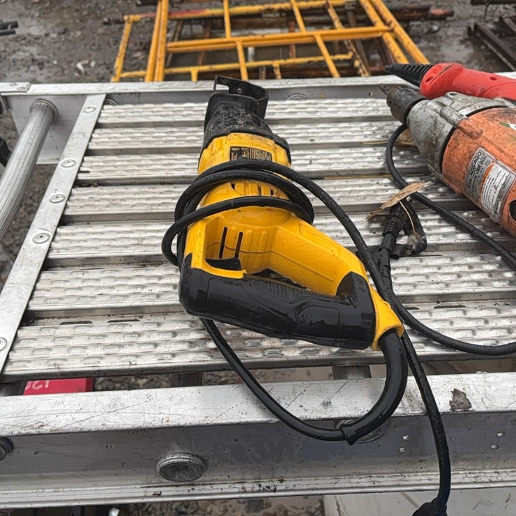 DEWALT DWE305 ELECTRIC RECIPROCATING SAW SUPPORT EQUIPMENT