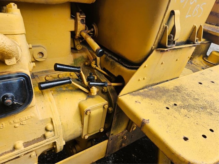 2013-caterpillar-d6-image-13