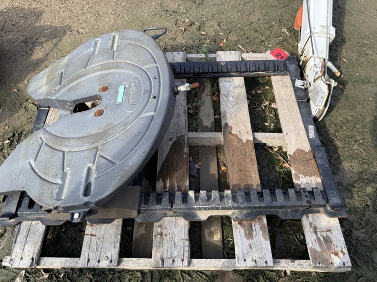 #2110-•-holland-fw35-5th-wheel-plate-image-1