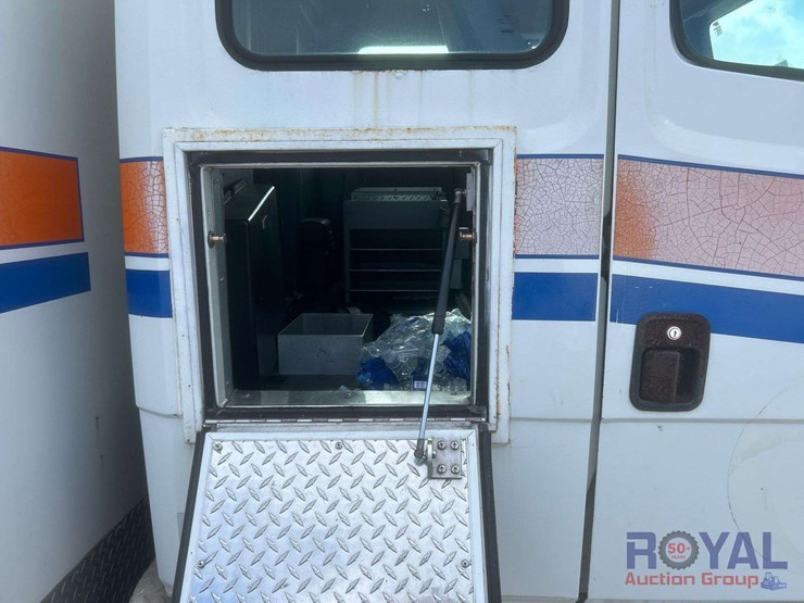 2003-freightliner-fl60-image-57