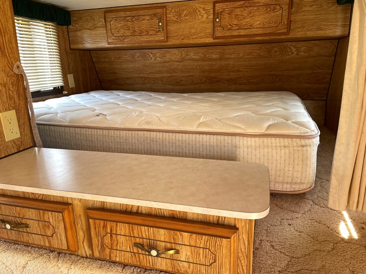 #1900-•-1989-companion-gooseneck-camper-(has-wi-title)-image-42