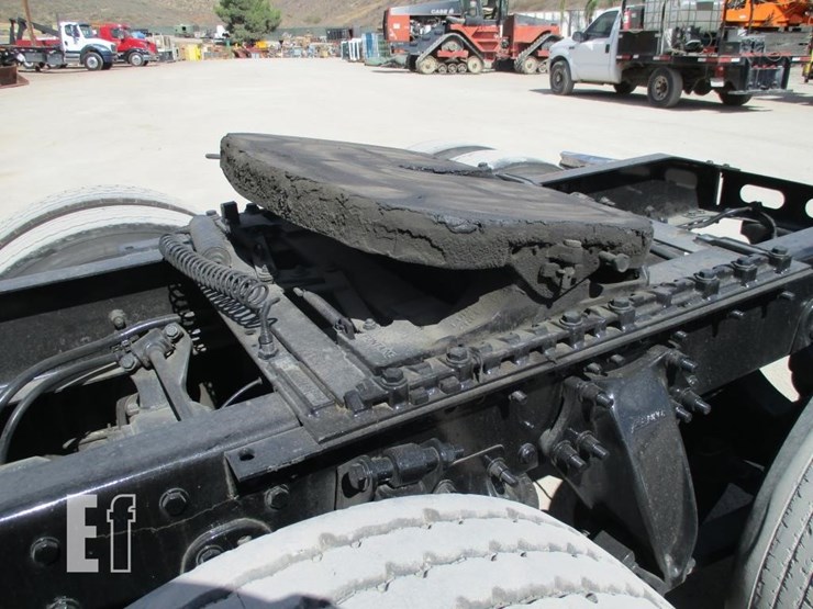 2012-freightliner-cascadia-125-image-19