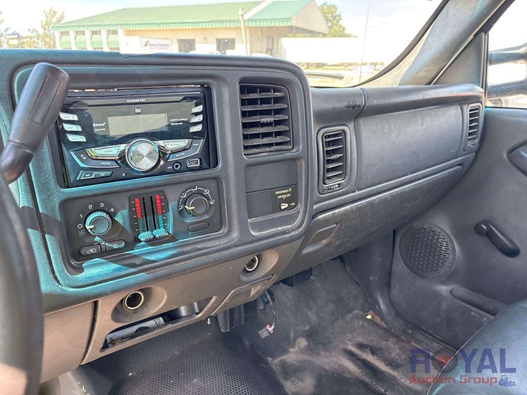 2004-chevrolet-silverado-2500-image-15