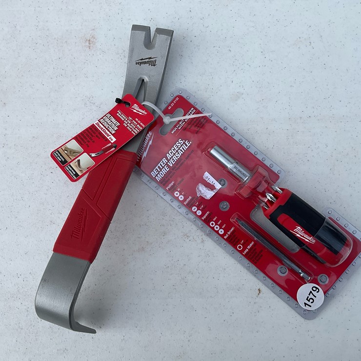 #1579 • Milwaukee Pry Bar And Screw Driver