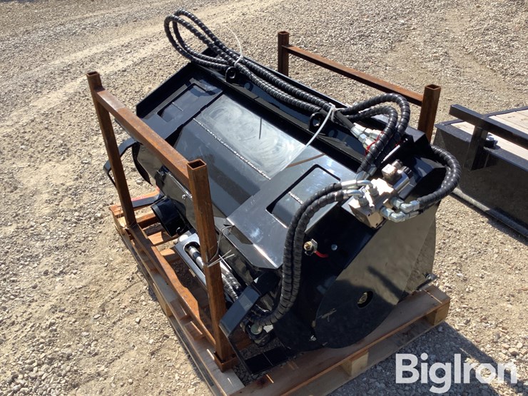 2025-giyi-mb27-skid-steer-mixing-bucket-attachment-image-3