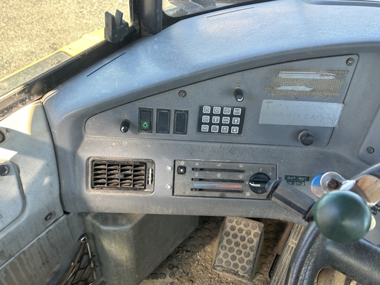 2004-volvo-a40d-image-40