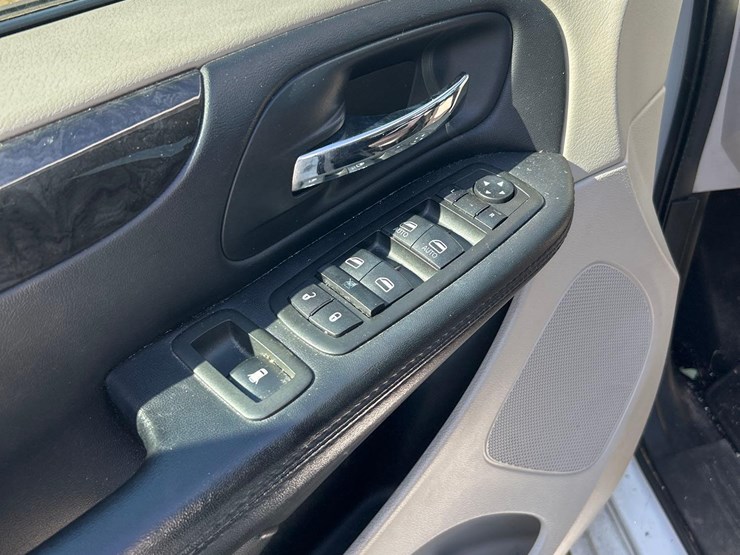 2015-dodge-grand-caravan-image-19