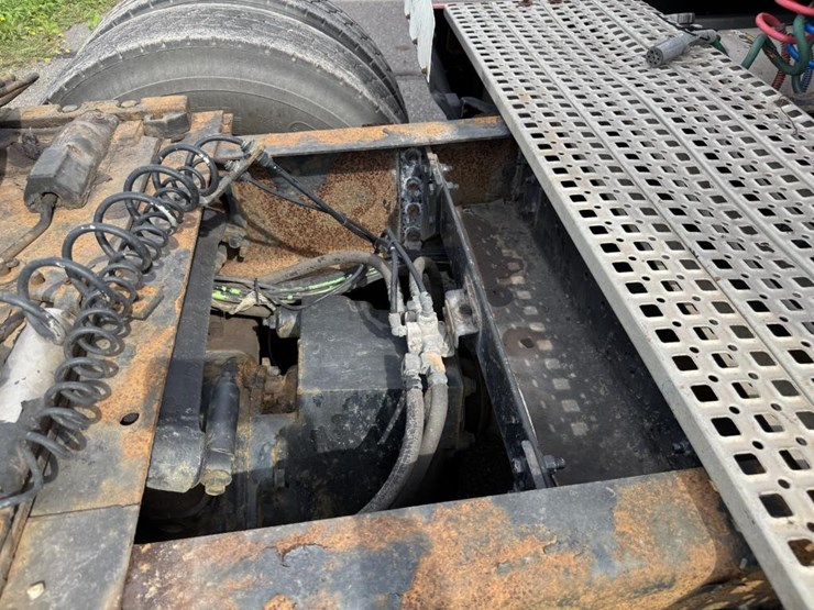 #1097-•-2006-volvo-ve-d12-sleeper-cab-truck-tractor-image-32