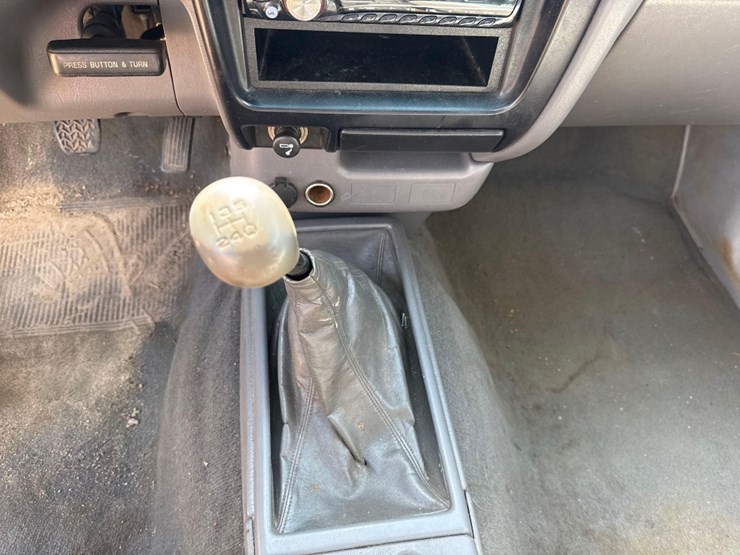 2001-toyota-tacoma-srs-truck-image-26