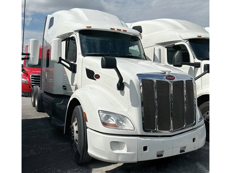 2022-peterbilt-579-image-1