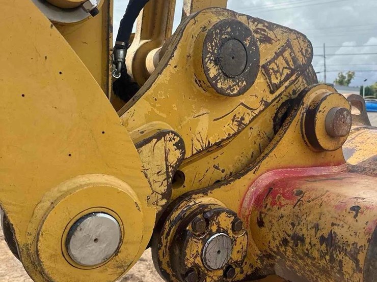 2019-caterpillar-320-image-42