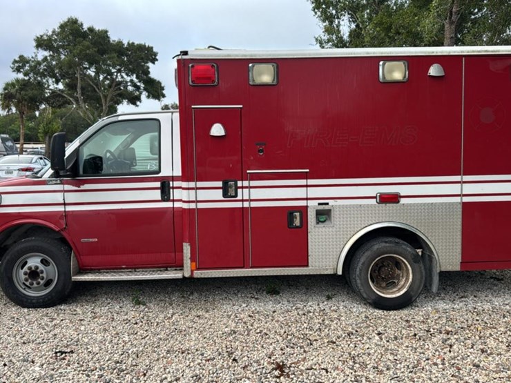 #113-•-2008-chevrolet-ambulance-image-2