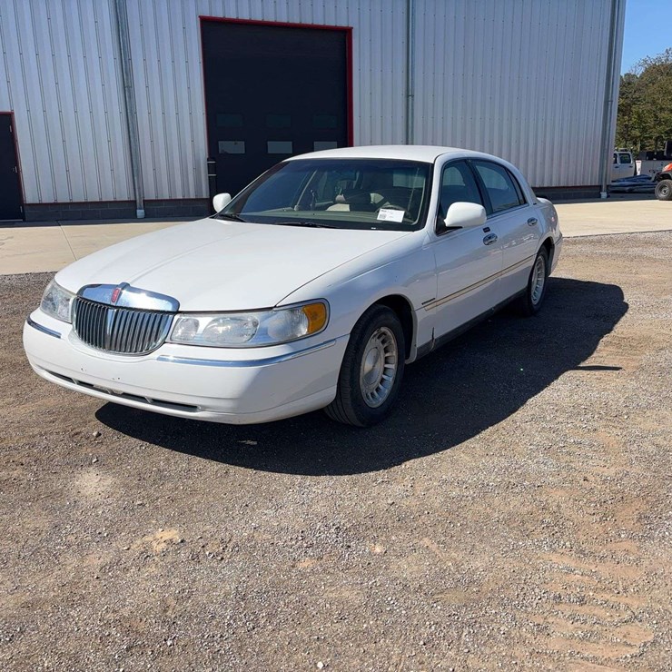 2000 Lincoln Town Car Sedan