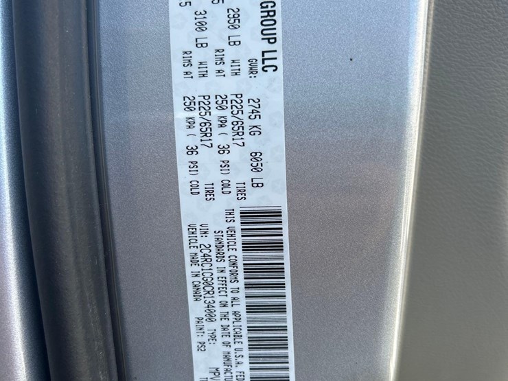 2012-chrysler-town-and-country-image-18