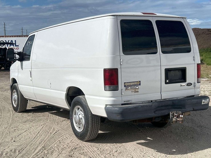 2013-ford-e-350-cargo-van-image-4