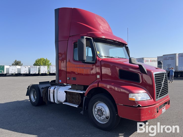 2016-volvo-truck-tractor-image-3