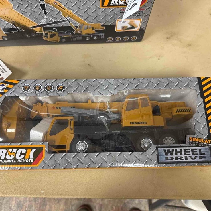 UNUSED TOY REMOTE CONTROLLED CRANE TRUCK